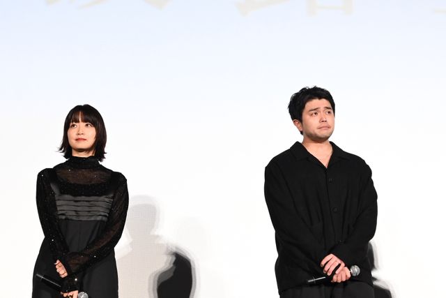 井口理（King Gnu）黒コーデで深川麻衣と登壇！『逃げろお嬢さん』完成披露舞台挨拶の様子（20枚目）