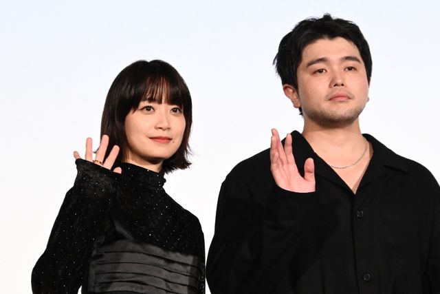 井口理（King Gnu）黒コーデで深川麻衣と登壇！『逃げろお嬢さん』完成披露舞台挨拶の様子（21枚目）