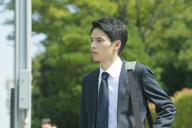 岡田健史、制服姿がカッコイイ！ドラマ「フォローされたら終わり」場面カット（2枚目）