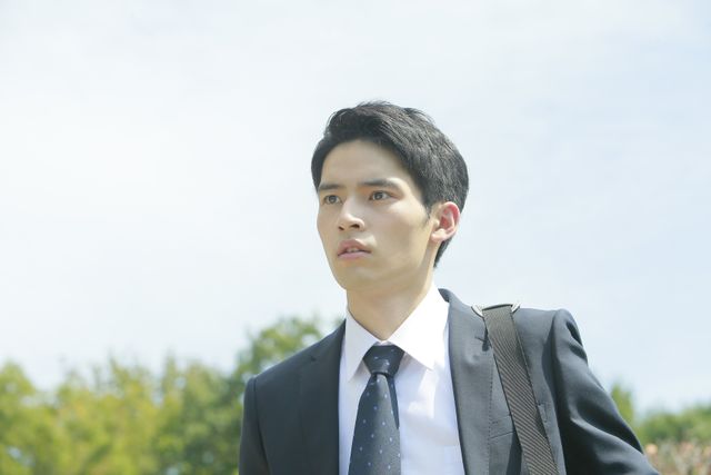 岡田健史、制服姿がカッコイイ！ドラマ「フォローされたら終わり」場面カット（3枚目）