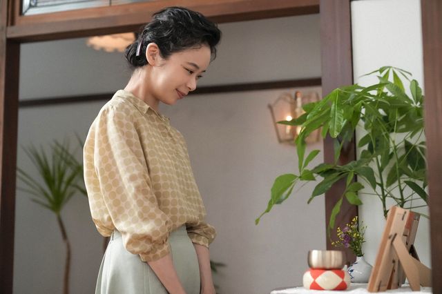 遺影を見つめて…「ブギウギ」第111回の場面写真：フォトギャラリー