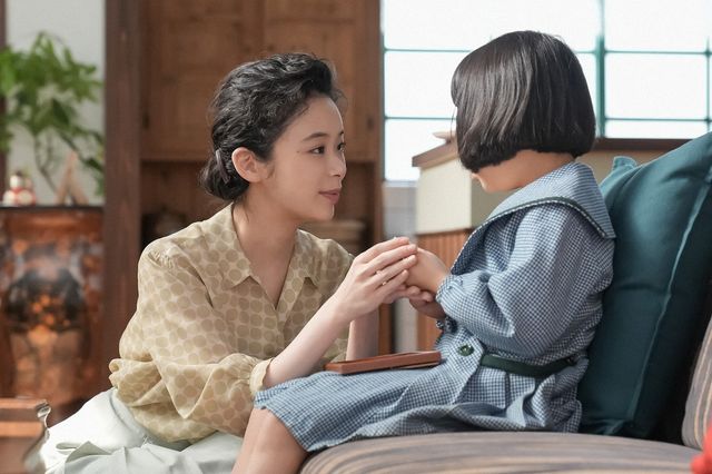 遺影を見つめて…「ブギウギ」第111回の場面写真（2枚目）