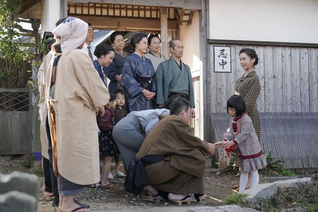 遺影を見つめて…「ブギウギ」第111回の場面写真（3枚目）