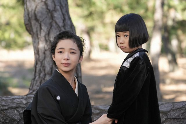 遺影を見つめて…「ブギウギ」第111回の場面写真（4枚目）