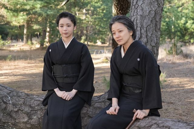 遺影を見つめて…「ブギウギ」第111回の場面写真（5枚目）