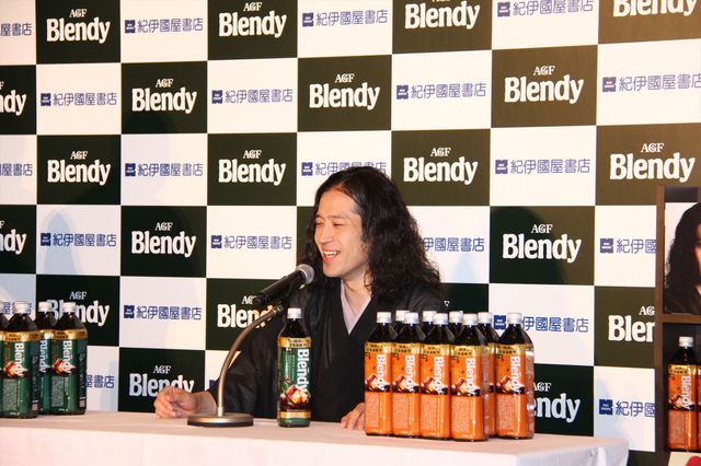 ピース又吉、巨額の印税にウキウキなのは綾部？フォトギャラリー（4枚目）