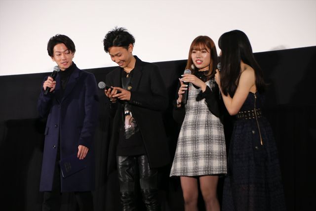 佐藤健＆土屋太鳳がカップルを祝福！：フォトギャラリー