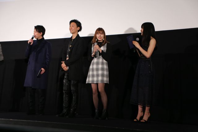 佐藤健＆土屋太鳳がカップルを祝福！（2枚目）