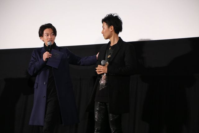 佐藤健＆土屋太鳳がカップルを祝福！（3枚目）