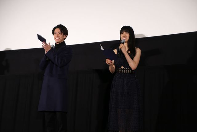 佐藤健＆土屋太鳳がカップルを祝福！（4枚目）