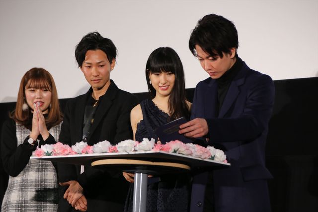 佐藤健＆土屋太鳳がカップルを祝福！（7枚目）