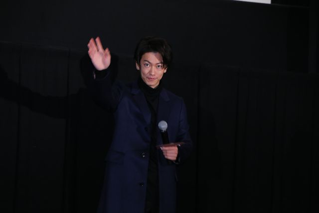 佐藤健＆土屋太鳳がカップルを祝福！（11枚目）