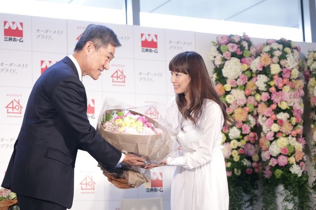 白のワンピース姿で笑顔はじける菅野美穂!三井ホームの新CM発表会フォトギャラリー（2枚目）