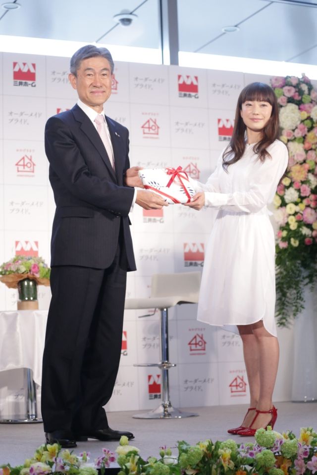 白のワンピース姿で笑顔はじける菅野美穂!三井ホームの新CM発表会フォトギャラリー（5枚目）