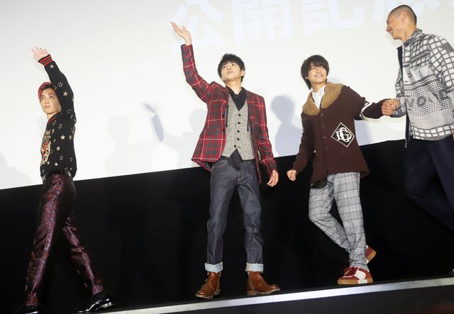 佐藤勝利、手を振る姿もカッコいい！映画『ブラック校則』公開記念舞台あいさつ（2枚目）