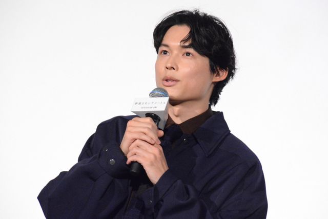 松村北斗、森七菜、宮崎あおいらモノトーンの装いで登壇！『秒速5センチメートル』初日舞台挨拶（2枚目）