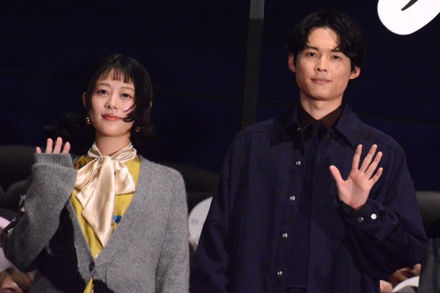 松村北斗、森七菜、宮崎あおいらモノトーンの装いで登壇！『秒速5センチメートル』初日舞台挨拶（5枚目）