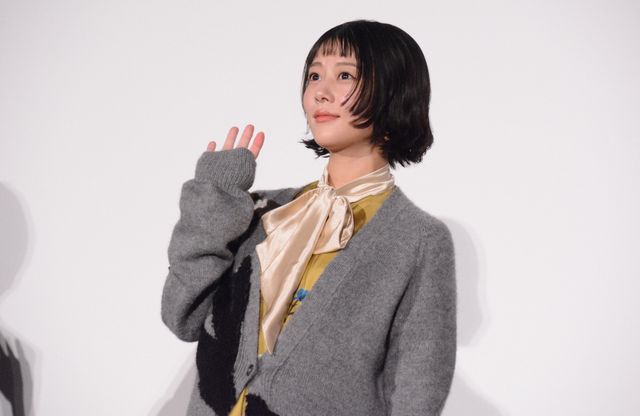 松村北斗、森七菜、宮崎あおいらモノトーンの装いで登壇！『秒速5センチメートル』初日舞台挨拶（6枚目）