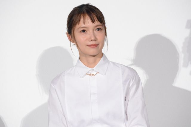 松村北斗、森七菜、宮崎あおいらモノトーンの装いで登壇！『秒速5センチメートル』初日舞台挨拶（8枚目）