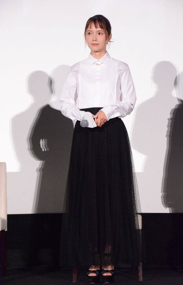 松村北斗、森七菜、宮崎あおいらモノトーンの装いで登壇！『秒速5センチメートル』初日舞台挨拶（13枚目）