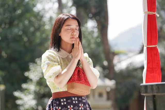 稔が和菓子を買いに…「カムカムエヴリバディ」第3回の場面写真（2枚目）