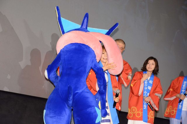 しょこたん、ゲッコウガのベロにタッチ！フォトギャラリー：フォトギャラリー