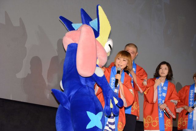 しょこたん、ゲッコウガのベロにタッチ！フォトギャラリー（17枚目）