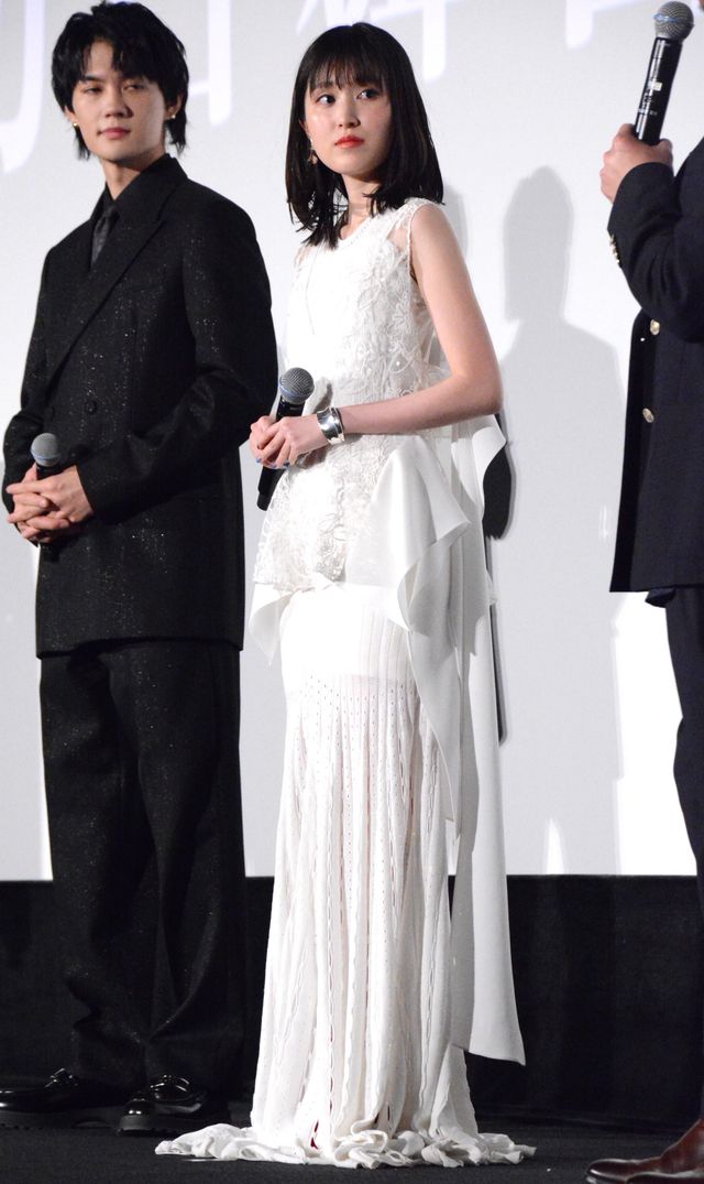 今田美桜、背中見せドレスで魅了！福本莉子と美の競演『劇場版　トリリオンゲーム』初日舞台あいさつ（3枚目）