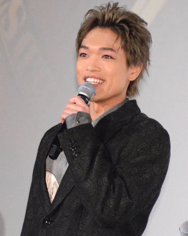 今田美桜、背中見せドレスで魅了！福本莉子と美の競演『劇場版　トリリオンゲーム』初日舞台あいさつ（8枚目）