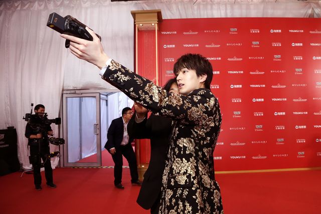 新田真剣佑、きらびやかなスーツ姿で国際映画祭デビュー！（7枚目）