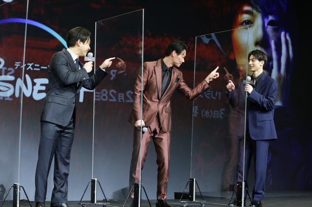 「ガンニバル」柳楽優弥&笠松将&高杉真宙、アクリル板越しに指を触れ合う:フォトギャラリー