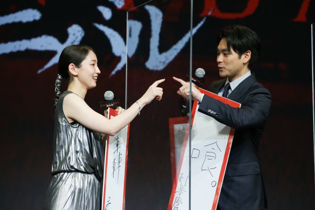 「ガンニバル」柳楽優弥＆笠松将＆高杉真宙、アクリル板越しに指を触れ合う（2枚目）