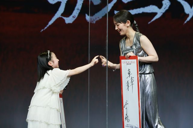 「ガンニバル」柳楽優弥＆笠松将＆高杉真宙、アクリル板越しに指を触れ合う（3枚目）