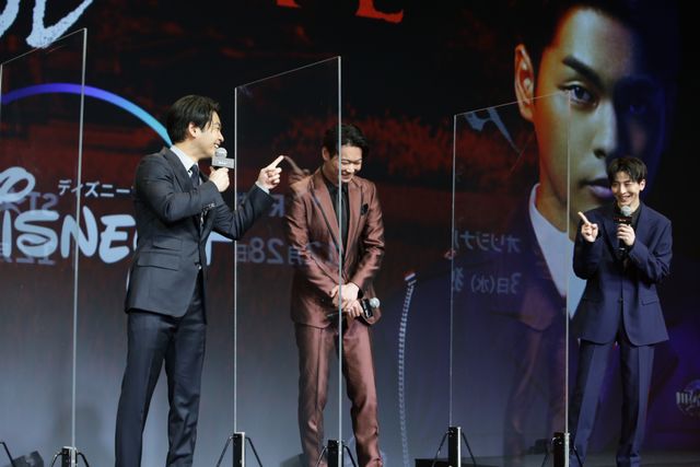 「ガンニバル」柳楽優弥＆笠松将＆高杉真宙、アクリル板越しに指を触れ合う（5枚目）