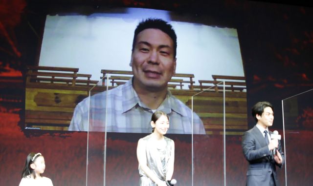 「ガンニバル」柳楽優弥＆笠松将＆高杉真宙、アクリル板越しに指を触れ合う（6枚目）