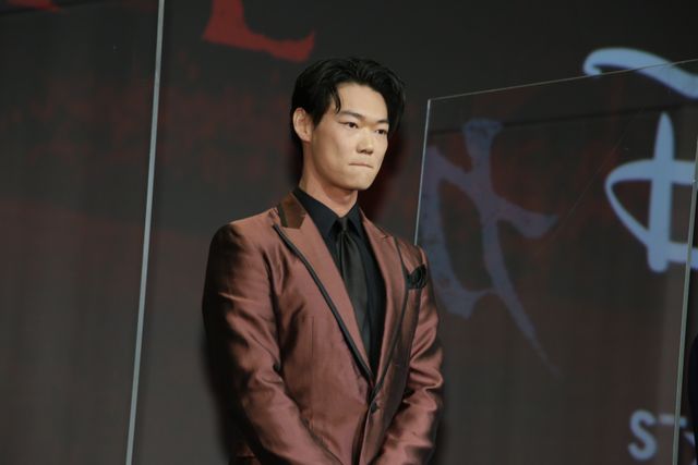 「ガンニバル」柳楽優弥＆笠松将＆高杉真宙、アクリル板越しに指を触れ合う（10枚目）