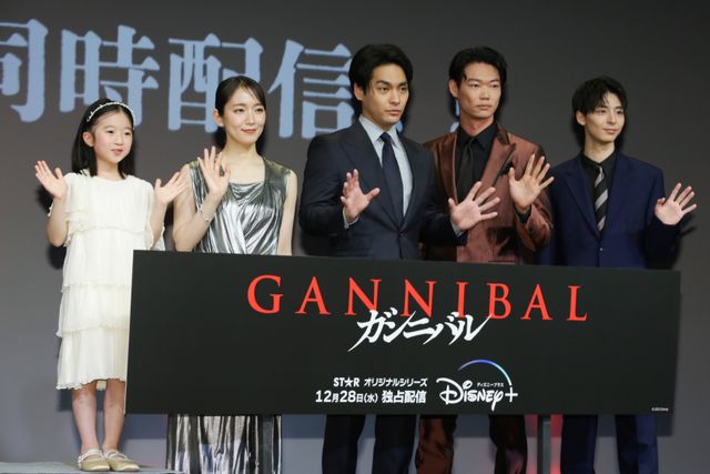 「ガンニバル」柳楽優弥＆笠松将＆高杉真宙、アクリル板越しに指を触れ合う（12枚目）