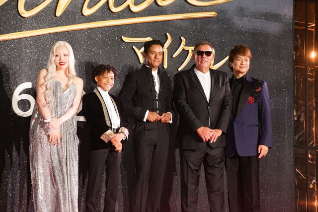 香取慎吾、マイケルの甥ジャファー・ジャクソンに花束贈呈!映画『Michael/マイケル』ジャパンプレミア:フォトギャラリー