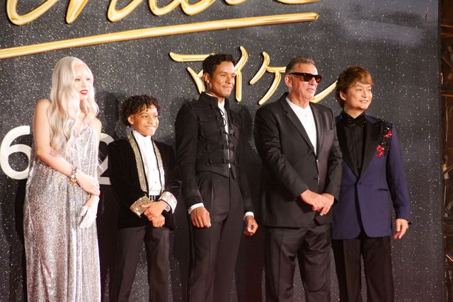 香取慎吾、マイケルの甥ジャファー・ジャクソンに花束贈呈！映画『Michael／マイケル』ジャパンプレミア（2枚目）