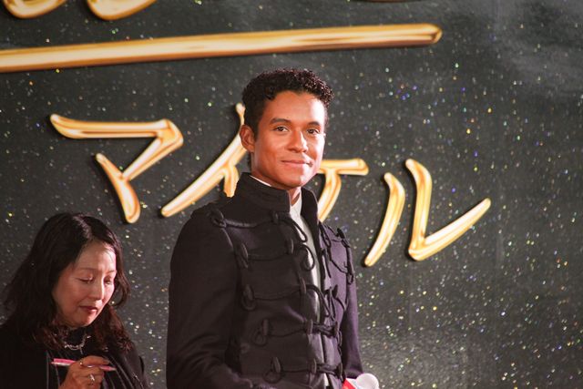 香取慎吾、マイケルの甥ジャファー・ジャクソンに花束贈呈！映画『Michael／マイケル』ジャパンプレミア（4枚目）