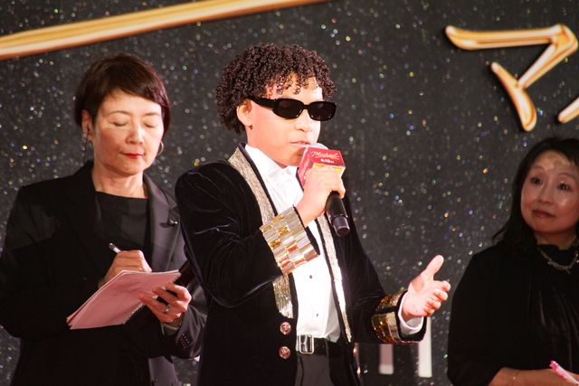 香取慎吾、マイケルの甥ジャファー・ジャクソンに花束贈呈！映画『Michael／マイケル』ジャパンプレミア（6枚目）