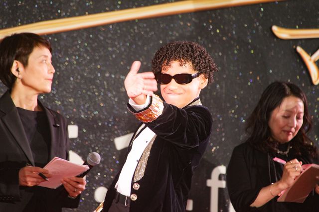 香取慎吾、マイケルの甥ジャファー・ジャクソンに花束贈呈！映画『Michael／マイケル』ジャパンプレミア（7枚目）