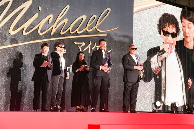 香取慎吾、マイケルの甥ジャファー・ジャクソンに花束贈呈！映画『Michael／マイケル』ジャパンプレミア（9枚目）