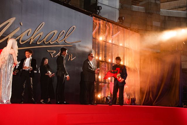 香取慎吾、マイケルの甥ジャファー・ジャクソンに花束贈呈！映画『Michael／マイケル』ジャパンプレミア（11枚目）