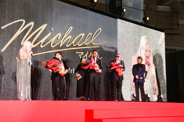 香取慎吾、マイケルの甥ジャファー・ジャクソンに花束贈呈！映画『Michael／マイケル』ジャパンプレミア（14枚目）