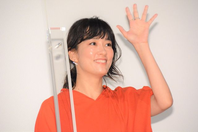 水川あさみ、色鮮やかなドレスで登場！浅香航大、寄川歌太らと『滑走路』初日舞台あいさつ（3枚目）