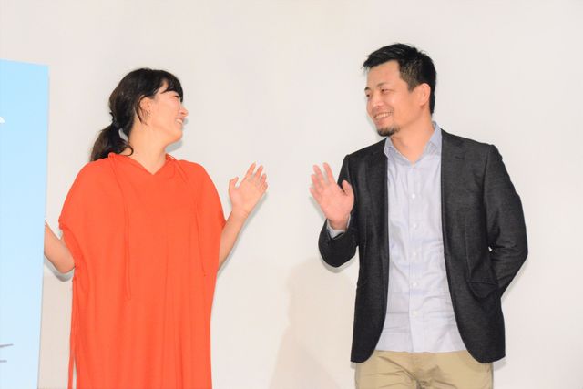 水川あさみ、色鮮やかなドレスで登場！浅香航大、寄川歌太らと『滑走路』初日舞台あいさつ（8枚目）