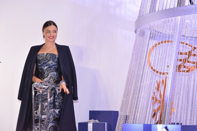 ミランダ・カー、寒空の中、羽織っていたコートを脱ぎクリスマスツリー点灯式に登場！　画像ギャラリー（3枚目）