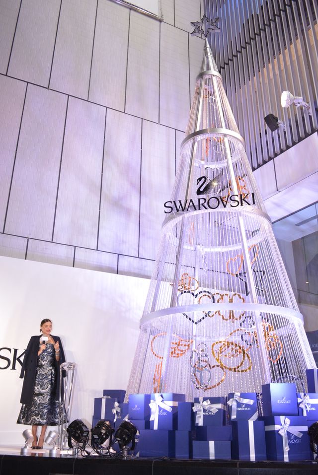 ミランダ・カー、寒空の中、羽織っていたコートを脱ぎクリスマスツリー点灯式に登場！　画像ギャラリー（4枚目）