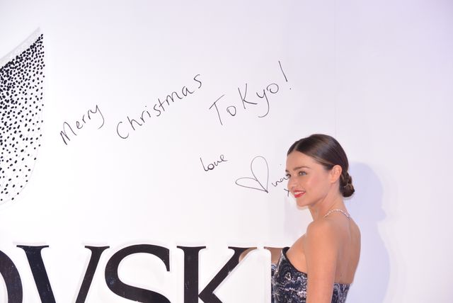 ミランダ・カー、寒空の中、羽織っていたコートを脱ぎクリスマスツリー点灯式に登場！　画像ギャラリー（5枚目）